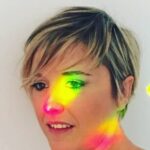 Nadia Toffa Instagram - Buongiorno amici! I colori ci stupiscono e creano riflessi magici. Vi cito il mitico Gibran “ oh lasciami immergere l’anima nei colori; lasciami ingoiare il tramonto e bere l’arcobaleno. Ruba tutti i colori del mondo e dipingi la tela della tua vita eliminando il grigio delle paure e delle ansie; abbandona i tuoi vecchi abiti mentali e vestiti di allegria” WOW!!! Che la vostra giornata si illumini dell’arcobaleno. Baci fluorescenti da chi vi vuole bene 🌈 #allegria #buonagiornataatutti #arcobaleno #fluo #allegria #felicità #