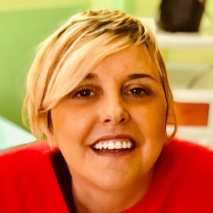 Nadia Toffa Instagram - Buongiorno amici cari! Oggi è giorno di chemioterapia. Sfoggio un bel maglione allegro e un sorriso coloratissimo. A farmi compagnia oggi una persona speciale davvero. Si chiama Marco; è un mio collega ma prima di tutto uno dei miei più cari amici. Lavoriamo gomito a gomito da un sacco di anni. Oggi mi dedica la giornata e per farlo ha dovuto disdire molti appuntamenti. Un vero amico si riconosce anche da questo; trova il tempo di starti cicino anche quando non ce l’avrebbe e ti regala allegria nel momento del bisogno. Grazie di esistere Marco; hai reso piacevole una giornata che invece sarebbe stata grigia e difficile. Ti voglio bene. La tua Toffies( Marco mi chiama così da sempre). #amiciziavera #chemioterapia #tivogliobene #marco