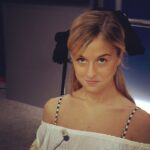Nadia Toffa Instagram - Ciao ragazzi! Spulciando tra le foto ne ho trovata una in cui ero agli inizi del lavoro in tv. La tv si chiama Telesanterno e sta a Bologna, ci lavoravo durante il periodo universitario. Non avrei mai creduto di arrivare alle Iene...La morale della favola è: “credete in voi stessi e fate di tutto per inseguire le vostre passioni!!” Buona giornata e buon week end #tv #università #nonmollaremai #credereneisogni❤️