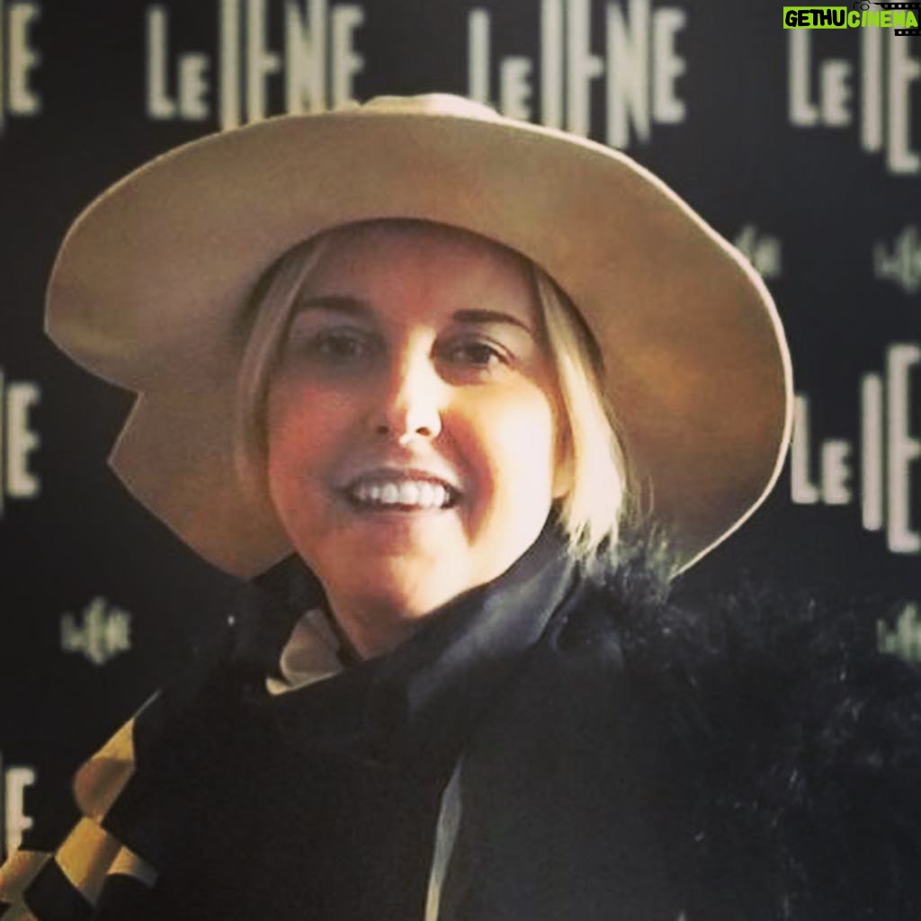 Nadia Toffa Instagram - Ciao splendori! Io e @matteo_viviani_iena prove balletti oggi in @redazioneiene ma come sempre ci siamo anche divertiti. Voi che fate di bello? Vi aspettiamo domani a #leiene con una puntatona. Baci grandi #amici #ridere #lavoro #buonaserataatutti 🌟 Cologno Monzese, Italy