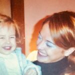 Nadia Toffa Instagram - Buongiorno bella gente, da questa foto sono passati esattamente 14 anni ed ero con la mia adorata nipotina Alice. Sono cambiata tanto secondo voi? Beh Innanzitutto portavo i capelli rossi 🤪 il resto non so giudicare se meglio ora o allora 🤔 buona giornata a tutti e un gigamega bacio #10yearschallenge #iltempopassa #sentirsigiovani #alice #amoredizia