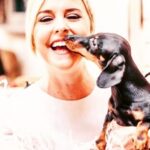 Nadia Toffa Instagram - Buongiorno cari tutti! Oggi giornata di cure...e ho pensato bene di rallegrarmi con questa bella foto; mia e di Totó e col leggere il mio amato De Andrè, poeta più che cantautore secondo me.. eccola qua: ”Essere se stessi è una prerogativa dei bambini, dei matti e dei solitari” io sono sempre me stessa....secondo voi a quale categoria appartengo? Bambina, matta o solitaria? Io dico bambina,Voi?? Buona giornata e viva la vita sempre. Baci scoppiettanti 💋 #cure #vivogliobene❤ #sorrideresempre IRCCS Ospedale San Raffaele