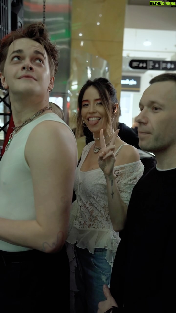 Nadya Dorofeeva Instagram - Зберігаю яскраві спогади з live-концертів з новим Samsung Galaxy S24 Ultra Хочу, щоб ви теж спробували! Тому ми з Samsung оголошуємо КОНКУРС!!! 25.03 рандомно розіграємо новий Samsung Galaxy S24 Ultra! 1. Пишіть в коментах під цим постом – «Які функції штучного інтелекту Galaxy AI нового Samsung Galaxy S24 вам подобаються»? 2. Підписуйтесь на мене та сторінку @samsungua 3. Тегніть друга @ *Важливо: на момент розіграшу профіль має бути відкритим А якщо хочете придбати смартфон від Samsung просто зараз – ловіть від мене промокод DOROFEEVA на - 10% знижки на лінійку моделей Galaxy S24 Діє до 01.04.2024 в офіційному онлайн-магазині www.samsung.com/ua Чудова можливість для всіх поціновувачів штучного інтелекту купити одним з перших модель Galaxy S24 зі знижкою! #GalaxyS24 Ultra #WithGalaxy #samsung
