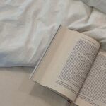 Nadya Dorofeeva Instagram - Щоб потурбуватися про себе, не треба багато часу. Прокинутись, зробити коротку медитацію, маску, чай, почитати. До речі, я та дивна людина, яка одночасно читає 3 книги: ⁃ «Нові Стоїки» ⁃ практична книга, в якій треба кожен день виконувати вправи протягом 52 тижнів, ⁃ «Інструменти особистої ефективності» - це чиста мотиваціонка. Точніше витяги та висновки з найпотужніших книг по саморозвитку. Теж беру десь по 3-4 сторінки, бо важливо одразу приміняти все в житті, ⁃ «Чорний Лебідь» - трішки філософії та теорії ймовірності не завадить у часи невизначеності . Налаштувалася і погнала в новий день ) Inspired by @pumaukraine
