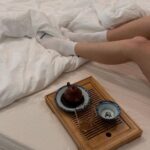 Nadya Dorofeeva Instagram - Щоб потурбуватися про себе, не треба багато часу. Прокинутись, зробити коротку медитацію, маску, чай, почитати. До речі, я та дивна людина, яка одночасно читає 3 книги: ⁃ «Нові Стоїки» ⁃ практична книга, в якій треба кожен день виконувати вправи протягом 52 тижнів, ⁃ «Інструменти особистої ефективності» - це чиста мотиваціонка. Точніше витяги та висновки з найпотужніших книг по саморозвитку. Теж беру десь по 3-4 сторінки, бо важливо одразу приміняти все в житті, ⁃ «Чорний Лебідь» - трішки філософії та теорії ймовірності не завадить у часи невизначеності . Налаштувалася і погнала в новий день ) Inspired by @pumaukraine