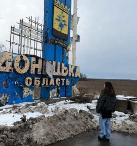 Nadya Dorofeeva Instagram - Перше, що мені сказали хлопці, яким ми передали першу партію дронів ще місяць тому, що ці дрони ВЖЕ знищили купу ворожої техніки. Сьогодні ми довезли другу партію ( 35 дронів ). Загалом вже передали 91 fpv дронів, на які ми з вами зібрали разом 2 МЛН грн! Така кількість закриває потреби ВСЬОГО на тиждень, що означає , що ми повинні й надалі бути корисними та активно донатити. Отож , любі, побувавши сьогодні на Донеччині, я розумію, що ці емоції повинен відчути кожен цивільний. По-перше, поспілкувавшись з нашими захисниками і захисницями, відчуваєш неймовірну гордість і спокій. По-друге, нереальне бажання бути корисним, бо кожен свідомий українець має розуміти: якщо ти не там, то допомагай чим можеш. Дякую за цей день. @shields_ukraine Незабаром оголошу новий збір для наших воїнів🙌