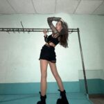 Nadya Dorofeeva Instagram - UPDATE: концерт перенесено, організатори зараз займаються цим питанням та повідомлять нову дату Сьогодні ми у Кривому Розі, на половині концерту почалася повітряна тривога🥲 Концерт зупинили, сидимо в укритті, чекаємо на відбій! А поки, показую вам наші нові костюми від @janhalela 💔