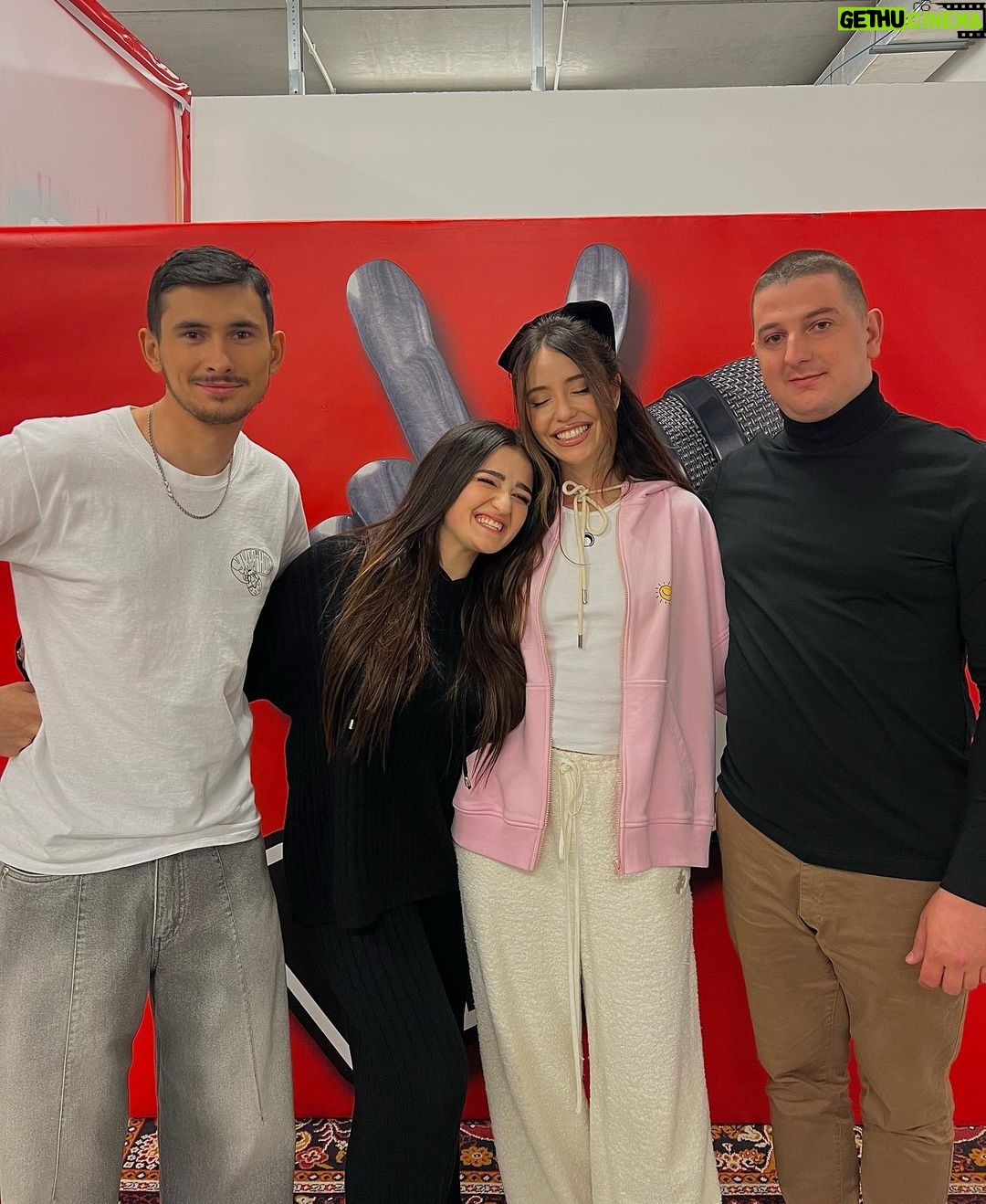 Nadya Dorofeeva Instagram - Це мої фіналісти Голосу Країни! Ви маєте сьогодні почути їх виступи🤍 Далі – важлива інфа‼️ Як проголосувати у Суперфіналі за свого улюбленого учасника: 📱Відправляйте смс за номером телефону 7576 з цифрою вашого улюбленого учасника 📞АБО телефонуйте за номером 09009000 додавши в кінці номер улюбленого учасника 📲Завантажуйте або оновлюйте медіасервіси «Київстар ТБ» та «1+1 Video». Далі заходите у розділ «Голосування» й обираєте проєкт «Голос країни-13» ⭐️Крім того, проголосувати можна, зайшовши на сторінку проєкту і вибравши дію «Прийняти участь у голосуванні». Вартість одного Суперголосу в додатках «Київстар» та «1+1 Video» - 49 гривень, що дорівнює 7 смс чи 7 телефонним дзвінкам. Кожен зможе віддати не більше 50 Суперголосів за одного учасника. Зустрічаємось о 21:00 на 1+1💫