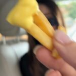 Nadya Dorofeeva Instagram - В турі ми часто відвідуємо різні заклади, бо просто обожнюємо смачно поїсти! Найшвидший та комфортніший спосіб для мене - KFC drive. Тим паче він є по всій Україні. А бакет 🍗 можна пошерити на всю команду і навіть на команду дуже голодних дівчат! p.s замовила чисто дівчачий набір 😄