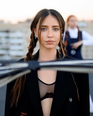 Nadya Dorofeeva Instagram - «На самоті» набирає оберти. Вона вийшла всього 10 днів тому,а в турі її співають не менше ніж «кохаю, але не зовсім» 💔🙏 
 Сьогодні перевіримо це ще раз в Ужгороді , а ви гортайте карусель , бо там всі образи з кліпу 🙃