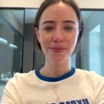 Nadya Dorofeeva Instagram - Баланс . Він потрібен в усьому. Якщо подивитесь попередне фото в моїй інсті – там я в розкішній червоній сукні, з гарним мейком і червоними губами, усміхнена, яскрава і така впевнена . На цьому фото теж я – сумна, розгублена і травмована. Хто з них справжня? Відповідь - обидві. Чомусь, довгий час хотіла вам показувати тільки «легку» себе , в гарному настрої , ненапряжну, щасливу, в ідеальному ракурсі… Напевно соцмережі нав’язують це всім нам. Але це не про справжність. P.S Ні, нити та жалітись я не збираюсь, просто хочу щоб ви хоча б іноді бачили тут і таку мене .