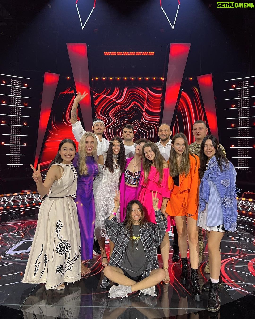 Nadya Dorofeeva Instagram - Моїїї❤️ На першому фото моя команда в @goloskrainy_official у повному складі! А далі відео з тими, кого ще не встигла запостити ❤️ подивіться і підпишіться, щоб не загубити !) Прошу любити та підтримувати їх, бо вони надзвичайні💫 🤍Роман Панченко @romariopunch 🤍Лада Тивончук @lada.sing 🤍Анна Денисова @junneonthemoon 🤍Даяна Оравець @daia.rits 🤍Людмила Козирева та Марек Мохнач @lyudmyla_kozyreva @marek_mochnac 🤍Катерина Стефанюк @queenfcringe
