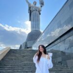 Nadya Dorofeeva Instagram - Сьогодні День Незалежності, ціну якої ми по-справжньому розуміємо. Тепер це одне з найголовніших свят для мене, бо мати змогу жити вільне життя в рідній країні, яку ти любиш – це неймовірна цінність. Низький уклін кожному, хто виборює нашу свободу, нашу землю, нашу незалежність. Слава Україні!!🇺🇦