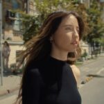 Nadya Dorofeeva Instagram - часто здається, що українці живуть за сюжетом книги або фільму. бренд Rikky Hype вирішів відзняти свою відеоприсвяту — про силу, про любов, про віру і волю. насамперед волю, яка живе в кожному слові і в кожній дії.  від мисткинь до волонтерів — ось така вона, наша воля. нею пронизаний кожен ранок і кожен вечір дружини, яка чекає чоловіка з фронту. воля — те, що дає сили рухатись далі її коханому і його побратимам. воля об’єднує родини і незнайомих людей. рятувальників, лікарів і тих, хто зобов’язаний їм життям. підприємців великих і малих. це відчуття волі і незалежності давно зробило Україну однією великою сім’єю, яка нікому не віддасть свою оселю, свою домівку. вона лише будуватиме її і прикрашатиме її далі, бо волю має. воля живе у кожному з нас. і, безумовно, у головній героїні цього відео – співачці @nadyadorofeeva , яка уособлює собою молодість, красу, творчість, непереможний синтез таланту та впевненості