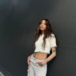 Nadya Dorofeeva Instagram - Люблю лате, але каву - не зовсім Люблю сніданки, але рано прокидатись - не зовсім Люблю класний мейк, але в житті фарбуватись – не зовсім Люблю суші, але тунець - не зовсім Кохаю, але не зовсім 4 млн ❤️‍🔥