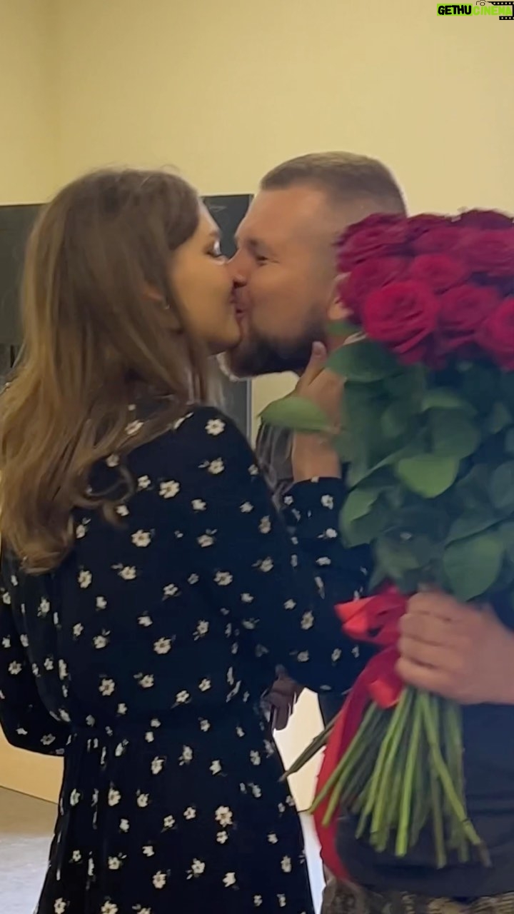 Nadya Dorofeeva Instagram - Дивно, що інста видаляє пости про військових. Але я запощу ще раз Я ніколи не перестану дякувати кожному бійцю України, бо для мене ви - герої. Вчора був особливий концерт. Я завітала до бійц_в бригади «Буревій». Відчуття, наче зустрілася з давніми друзями – настільки ці хлопці та дівчата класні. Ми обіймалися, співали і танцювали разом, посміхалися , а після «Щоб не було» Женя зробив пропозицію своїй коханій, бо, як він сказав, це «їхня пісня» Вчорашній виступ був дуже позитивним , а от сьогодні передивляюсь це відео - і мені безмежно сумно і важко, бо кожен з цих людей ризикує своїм життям заради нас усіх. Заради України. Я мрію, щоб всі наші хлопці і дівчата повернулися додому здоровими . P.S Я була там , щоб висловити свою вдячність бійцям, а коли я вже закінчила виступ - від бригади мені вручили «подяку». Не знаю які там музичні премії та перемоги було до цього - але ця «подяка» має набагато сильніший зміст. Дякую.