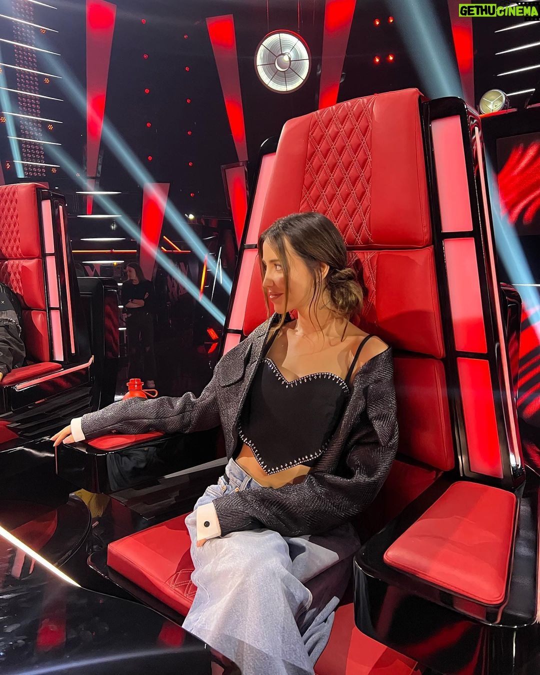 Nadya Dorofeeva Instagram - Перші два епізоди «Голосу країни-13» мають неймовірно високі рейтинги, дякую вам, що дивитесь та підтримуєте🤍 Ми всі сприймаємо цей сезон зовсім по-іншому 💔 Скоро я трохи ближче познайомлю вас з учасниками своєї команди, а поки, ділюсь з вами бекстейджем🫶🏼