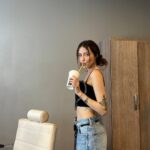 Nadya Dorofeeva Instagram - Перші два епізоди «Голосу країни-13» мають неймовірно високі рейтинги, дякую вам, що дивитесь та підтримуєте🤍 Ми всі сприймаємо цей сезон зовсім по-іншому 💔 Скоро я трохи ближче познайомлю вас з учасниками своєї команди, а поки, ділюсь з вами бекстейджем🫶🏼