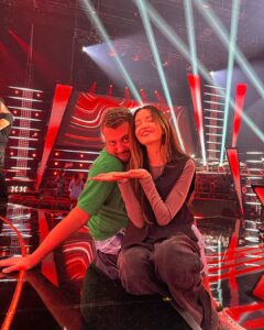 Nadya Dorofeeva Instagram - Перші два епізоди «Голосу країни-13» мають неймовірно високі рейтинги, дякую вам, що дивитесь та підтримуєте🤍 Ми всі сприймаємо цей сезон зовсім по-іншому 💔 Скоро я трохи ближче познайомлю вас з учасниками своєї команди, а поки, ділюсь з вами бекстейджем🫶🏼