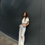 Nadya Dorofeeva Instagram - Люблю лате, але каву - не зовсім Люблю сніданки, але рано прокидатись - не зовсім Люблю класний мейк, але в житті фарбуватись – не зовсім Люблю суші, але тунець - не зовсім Кохаю, але не зовсім 4 млн ❤️‍🔥