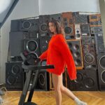 Nadya Dorofeeva Instagram - 5 фактів про кліп: 1) на початку я лежу на грудях у … нашого режисера @indy.hait 2) мої «танці» не повинні були виглядати як танці) за 2 дні до зйомок на репетиції Інді сказав, що це постановка і він це бачить. Прийшлося попотіти, збіситися, трошечки зненавидіти його 😂 але змінити підхід до хореографії. @bananaindahouse плакала , я злилася , Інді теж. Але на зйомці все запрацювало як треба . Тепер ми знову всі любимо одне одного)) 3) деякі частини танців ми міняли прямо на знімальному майданчику 4) по тілу у мене були розклеєні камені , але їх в кліпі не видно 😅 5)до кліпу не увійшла ціла сцена , яка знімалася в окремому павільйоні . По сюжету я і герой (якого ми заявляємо на початку) повинні були зливатися у «різних вимірах»