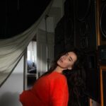 Nadya Dorofeeva Instagram - 5 фактів про кліп: 1) на початку я лежу на грудях у … нашого режисера @indy.hait 2) мої «танці» не повинні були виглядати як танці) за 2 дні до зйомок на репетиції Інді сказав, що це постановка і він це бачить. Прийшлося попотіти, збіситися, трошечки зненавидіти його 😂 але змінити підхід до хореографії. @bananaindahouse плакала , я злилася , Інді теж. Але на зйомці все запрацювало як треба . Тепер ми знову всі любимо одне одного)) 3) деякі частини танців ми міняли прямо на знімальному майданчику 4) по тілу у мене були розклеєні камені , але їх в кліпі не видно 😅 5)до кліпу не увійшла ціла сцена , яка знімалася в окремому павільйоні . По сюжету я і герой (якого ми заявляємо на початку) повинні були зливатися у «різних вимірах»