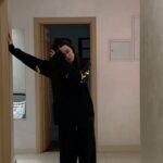Nadya Dorofeeva Instagram - 5 фактів про кліп: 1) на початку я лежу на грудях у … нашого режисера @indy.hait 2) мої «танці» не повинні були виглядати як танці) за 2 дні до зйомок на репетиції Інді сказав, що це постановка і він це бачить. Прийшлося попотіти, збіситися, трошечки зненавидіти його 😂 але змінити підхід до хореографії. @bananaindahouse плакала , я злилася , Інді теж. Але на зйомці все запрацювало як треба . Тепер ми знову всі любимо одне одного)) 3) деякі частини танців ми міняли прямо на знімальному майданчику 4) по тілу у мене були розклеєні камені , але їх в кліпі не видно 😅 5)до кліпу не увійшла ціла сцена , яка знімалася в окремому павільйоні . По сюжету я і герой (якого ми заявляємо на початку) повинні були зливатися у «різних вимірах»