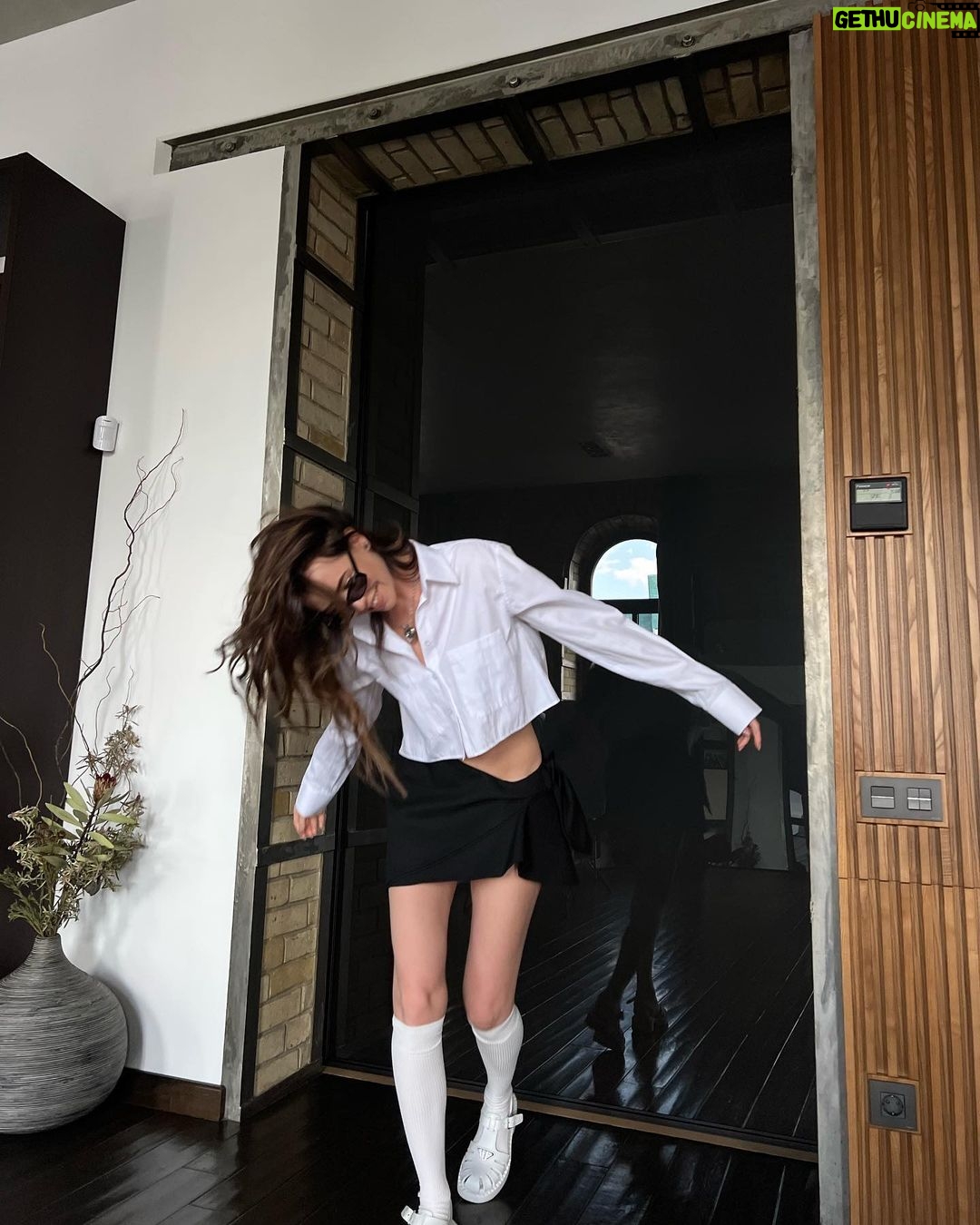 Nadya Dorofeeva Instagram - Їду презентувати «Кохаю але не зовсім» наживо Чекаю вас __________ ����📍1 липня Одеса, IBIZA (благодійний захід) 📍2 липня Одеса, kitsa (dj set) 📍16 липня Київ, Osocor Residence, (благодійний захід «NOVA FASHION FEST») 📍12 серпня Дніпро, BARTOLOMEO (благодійний концерт) 📍11-13 серпня (ЧОРНОМОРСЬКІ ІГРИ)