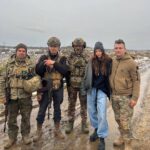 Nadya Dorofeeva Instagram - Перше, що мені сказали хлопці, яким ми передали першу партію дронів ще місяць тому, що ці дрони ВЖЕ знищили купу ворожої техніки. Сьогодні ми довезли другу партію ( 35 дронів ). Загалом вже передали 91 fpv дронів, на які ми з вами зібрали разом 2 МЛН грн! Така кількість закриває потреби ВСЬОГО на тиждень, що означає , що ми повинні й надалі бути корисними та активно донатити. Отож , любі, побувавши сьогодні на Донеччині, я розумію, що ці емоції повинен відчути кожен цивільний. По-перше, поспілкувавшись з нашими захисниками і захисницями, відчуваєш неймовірну гордість і спокій. По-друге, нереальне бажання бути корисним, бо кожен свідомий українець має розуміти: якщо ти не там, то допомагай чим можеш. Дякую за цей день. @shields_ukraine Незабаром оголошу новий збір для наших воїнів🙌