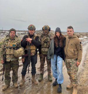 Nadya Dorofeeva Instagram - Перше, що мені сказали хлопці, яким ми передали першу партію дронів ще місяць тому, що ці дрони ВЖЕ знищили купу ворожої техніки. 
Сьогодні ми довезли другу партію ( 35 дронів ).
Загалом вже передали 91 fpv дронів, на які ми з вами зібрали разом 2 МЛН грн!
Така кількість закриває потреби ВСЬОГО на тиждень, що означає , що ми повинні й надалі бути корисними та активно донатити.

Отож , любі, побувавши сьогодні на Донеччині, я розумію, що ці емоції повинен відчути  кожен цивільний. 
По-перше, поспілкувавшись з нашими захисниками і захисницями, відчуваєш неймовірну гордість і спокій. 
По-друге, нереальне бажання бути корисним, бо кожен свідомий українець має розуміти: якщо ти не там, то допомагай чим можеш. 
 
Дякую за цей день. 

@shields_ukraine

Незабаром оголошу новий збір для наших воїнів🙌