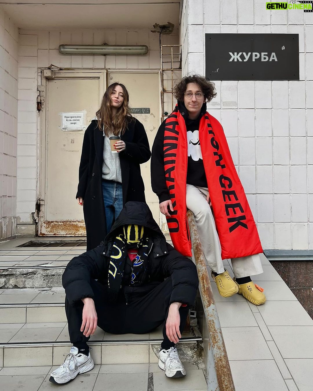 Nadya Dorofeeva Instagram - ми зробили пісню, сумну та похмуру в ній мінорна гармонія, в ній пригнічений вайб, в ній плаксивий текст але було би дивно жити в час фундаментальних змін, та жодного разу не пропустити через себе їх важкість і невідворотність ми живі люди. нам всім буває нестерпно. цього немає сенсу приховувати. поки у нас є емоції — ми живі всередині іноді треба проплакатись, вилити всі жахливі думки просто шоби витерти обличчя, очі,звільнити місце в голові та рухатись далі скоро багато нової музики!!!! цілуєм-обіймаєм❤️❤️❤️ СЛАВА УКРАЇНІ