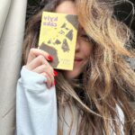 Nadya Dorofeeva Instagram - Рубрика #NadyaFav повертається 🫦 1. колір місяця – червоний 2. раз на рік змінюю догляд – зараз в арсеналі Is Clinical @isclinical_ukraine 3. вінтажна спідниця з 90-х – upcycling project @reviclo_by_markova. Люблю вінтаж і підтримую апсайклінг – тут повний метч 4. нові інейри (важливі для того, щоб я добре чула на концерті себе і музикантів у правильному балансі). Зробила у наших @ambient_acoustics 5. плюшеві Crocs з нової колаби з Lil Nas X 6. книга від Опри Вінфрі та американського психіатра Брюса Д.Перрі про травми і те, як вони впливають на наше життя 7. місяць тому почала експеримент : десерт – 1 раз на тиждень. Якщо не витримую, то можна додати тільки раз і тільки корисне. Зараз це @greenchef.ua