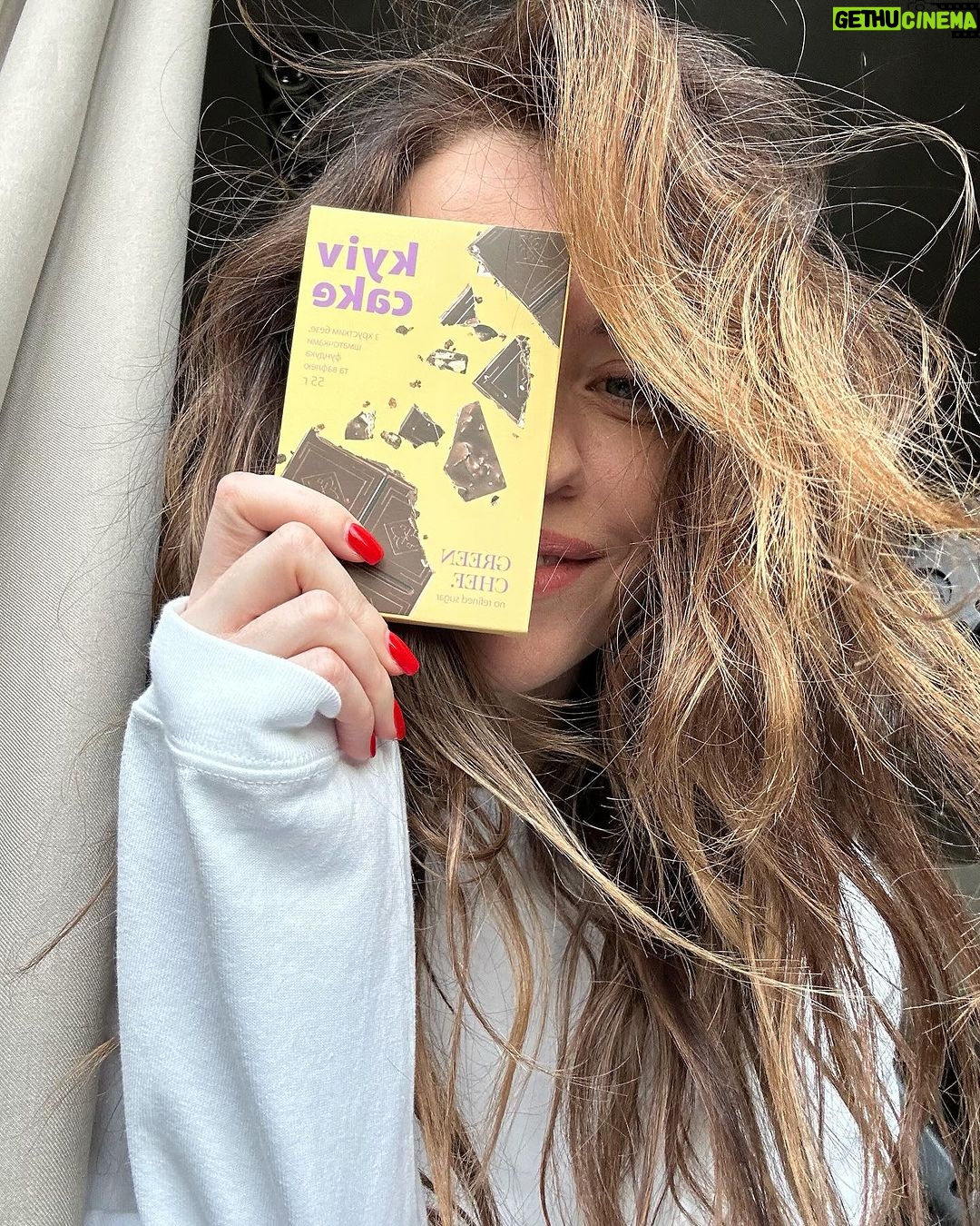 Nadya Dorofeeva Instagram - Рубрика #NadyaFav повертається 🫦 1. колір місяця – червоний 2. раз на рік змінюю догляд – зараз в арсеналі Is Clinical @isclinical_ukraine 3. вінтажна спідниця з 90-х – upcycling project @reviclo_by_markova. Люблю вінтаж і підтримую апсайклінг – тут повний метч 4. нові інейри (важливі для того, щоб я добре чула на концерті себе і музикантів у правильному балансі). Зробила у наших @ambient_acoustics 5. плюшеві Crocs з нової колаби з Lil Nas X 6. книга від Опри Вінфрі та американського психіатра Брюса Д.Перрі про травми і те, як вони впливають на наше життя 7. місяць тому почала експеримент : десерт – 1 раз на тиждень. Якщо не витримую, то можна додати тільки раз і тільки корисне. Зараз це @greenchef.ua