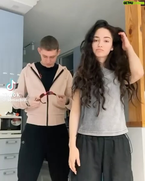 Nadya Dorofeeva Instagram - Судячи з того, що кількість ваших тіктоків під «Хай пишуть» за тиждень зросла з 2k до 14k , трек вам зайшов)😱 Дякую за ваші відео – ви неймовірні! Вчіть рухи, гортайте карусель та шукайте себе🤩