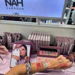 Nah Cardoso Instagram - primeiro evento físico de lançamento da linha #NahCardosobyBlz 💜 ontem vi pela primeira vez os produtos expostos em uma loja da @belezanaweb, tem noção? Que SONHO! Feliz feliz! Obrigada todos que foram prestigiar esse momento tão especial, viu? E oh, encontram no site, no app e nas lojas físicas ✨ marquem a gente com os produtinhos que vamos amar repostar vocês! Beleza na Web