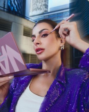 Nah Cardoso Instagram - Para pessoas autênticas e que vivem em movimento mas não deixam a beleza de lado 💜 essa é minha linha de make e finalmente posso gritar pro mundo e ver vocês vibrando comigo essa conquista!!! Um sonho realizado, de verdade ✨ 

#BelezaEmMovimento #NahCardosobyBLZ