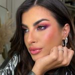 Nah Cardoso Instagram - se tem foto tem vídeo… posto essa make no reels? 💜✨ ps: na rede vizinha já postei um bemmm completinho fazendo os olhos 👀 Produtos usados: Paleta Glam To Go - sombra Heart na pálpebra | Playlist no canto externo | Sky e Playliat na raiz dos cílios inferiores | Vibezzz e Flash canto interno misturadas Blush Stick On The Go - Charming Soft Liner Lapis Labial - Brave Glossy Lips - Kindness Easy Pen