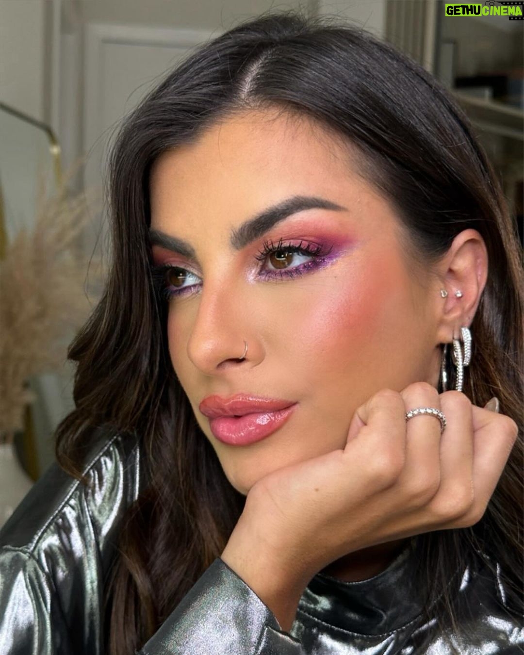 Nah Cardoso Instagram - se tem foto tem vídeo… posto essa make no reels? 💜✨ ps: na rede vizinha já postei um bemmm completinho fazendo os olhos 👀 Produtos usados: Paleta Glam To Go - sombra Heart na pálpebra | Playlist no canto externo | Sky e Playliat na raiz dos cílios inferiores | Vibezzz e Flash canto interno misturadas Blush Stick On The Go - Charming Soft Liner Lapis Labial - Brave Glossy Lips - Kindness Easy Pen