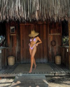 Nah Cardoso Instagram - carregando as energias nos últimos dias de férias porque na volta… ninguém me segura! esse ano promete tanta coisa boa e em breve compartilho tudo com vocês, ANIMADA! ✨💜🌍🚀👄 Hotel Fasano Trancoso