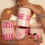 Nah Cardoso Instagram - O Natal tá chegando e aqui vai uma dica de presente: a minha linha Hello Hello by @ciclocosmeticos 💗 O perfume e o hidratante tem como notas principais baunilha indiana, avelã e frutas secas, fala se não é uma combinação deliciosa? É feita pra você sair conquistando elogios por aí! Se você já usa me conta nos comentários. Aproveita que tá rolando frete grátis a partir de R$ 199 no site da Ciclo (www.ciclocosmeticos.com.br) e já garante seu presente de natal! ✨