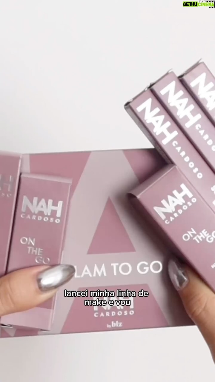 Nah Cardoso - 3 Likes - a linha #NahCardosobyBLZ é TUDO, tá? produtos de alta performance e versáteis para a vida corrida do dia a dia ✨ me conta qual você já quer chamar de seu 👀
Paleta multifuncional GLAM TO GO - 18 sombras
Blush stick ON THE GO 2 em 1 disponível em 2 tons: lovely e charming
Lápis labial SOFT LINER disponível em 2 tons: brave e bold
Gloss GLOSSY LIPS disponível em 2 tons: fearless e kindness
Caneta delineadora EASY PEN