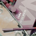 Nah Cardoso Instagram - Uma linha para chamar de… NOSSA! 💜 SIM, agora temos uma linha com produtos de alta performance, multifuncionais e práticos: Paleta de Sombras Glam To Go - 18 cores 3 acabamentos diferentes Gloss Labial Glossy Lips (2 tons) Lápis Labial Soft Liner (2 tons) Blush Stick On The Go (2 tons) Caneta Delineador Easy Pen Já disponíveis no site, app e lojas da @belezanaweb ✨ #BelezaEmMovimento #NahCardosobyBLZ