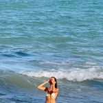 Nah Cardoso Instagram - 𝐯𝐚𝐜𝐚𝐭𝐢𝐨𝐧 𝐦𝐨𝐝𝐞 𝐨𝐧 👙☀️🔥🍹🌊 2024 começou com uma energia gostosa viajando pra esse lugar que eu sou tão apaixonada ✨ Praia Das Tartarugas, Bahia