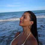 Nah Cardoso Instagram - 𝐯𝐚𝐜𝐚𝐭𝐢𝐨𝐧 𝐦𝐨𝐝𝐞 𝐨𝐧 👙☀️🔥🍹🌊 2024 começou com uma energia gostosa viajando pra esse lugar que eu sou tão apaixonada ✨ Praia Das Tartarugas, Bahia