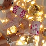 Nah Cardoso Instagram - O Natal tá chegando e aqui vai uma dica de presente: a minha linha Hello Hello by @ciclocosmeticos 💗 O perfume e o hidratante tem como notas principais baunilha indiana, avelã e frutas secas, fala se não é uma combinação deliciosa? É feita pra você sair conquistando elogios por aí! Se você já usa me conta nos comentários. Aproveita que tá rolando frete grátis a partir de R$ 199 no site da Ciclo (www.ciclocosmeticos.com.br) e já garante seu presente de natal! ✨