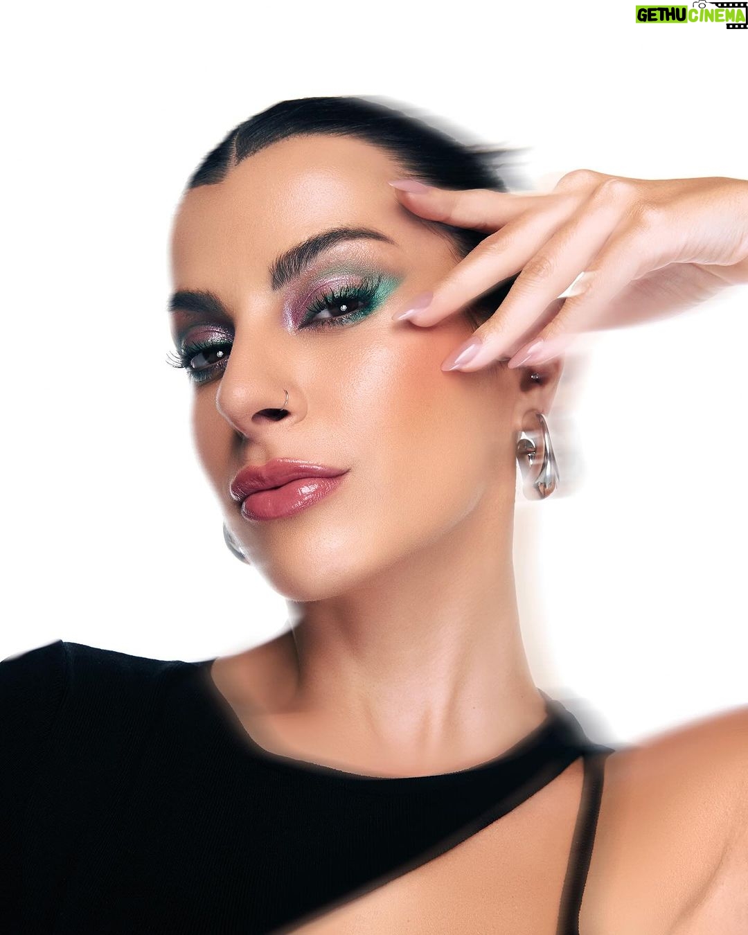 Nah Cardoso Instagram - pensa em uma paleta dos sonhos? é a minha e ela já é sucesso 💜 18 sombras, 3 acabamentos diferentes, multifuncional e muitas possibilidades MESMO ✨ você encontra tanto no app, no site da @belezanaweb e também nas lojas físicasss