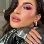 Nah Cardoso Instagram - se tem foto tem vídeo… posto essa make no reels? 💜✨ ps: na rede vizinha já postei um bemmm completinho fazendo os olhos 👀 Produtos usados: Paleta Glam To Go - sombra Heart na pálpebra | Playlist no canto externo | Sky e Playliat na raiz dos cílios inferiores | Vibezzz e Flash canto interno misturadas Blush Stick On The Go - Charming Soft Liner Lapis Labial - Brave Glossy Lips - Kindness Easy Pen
