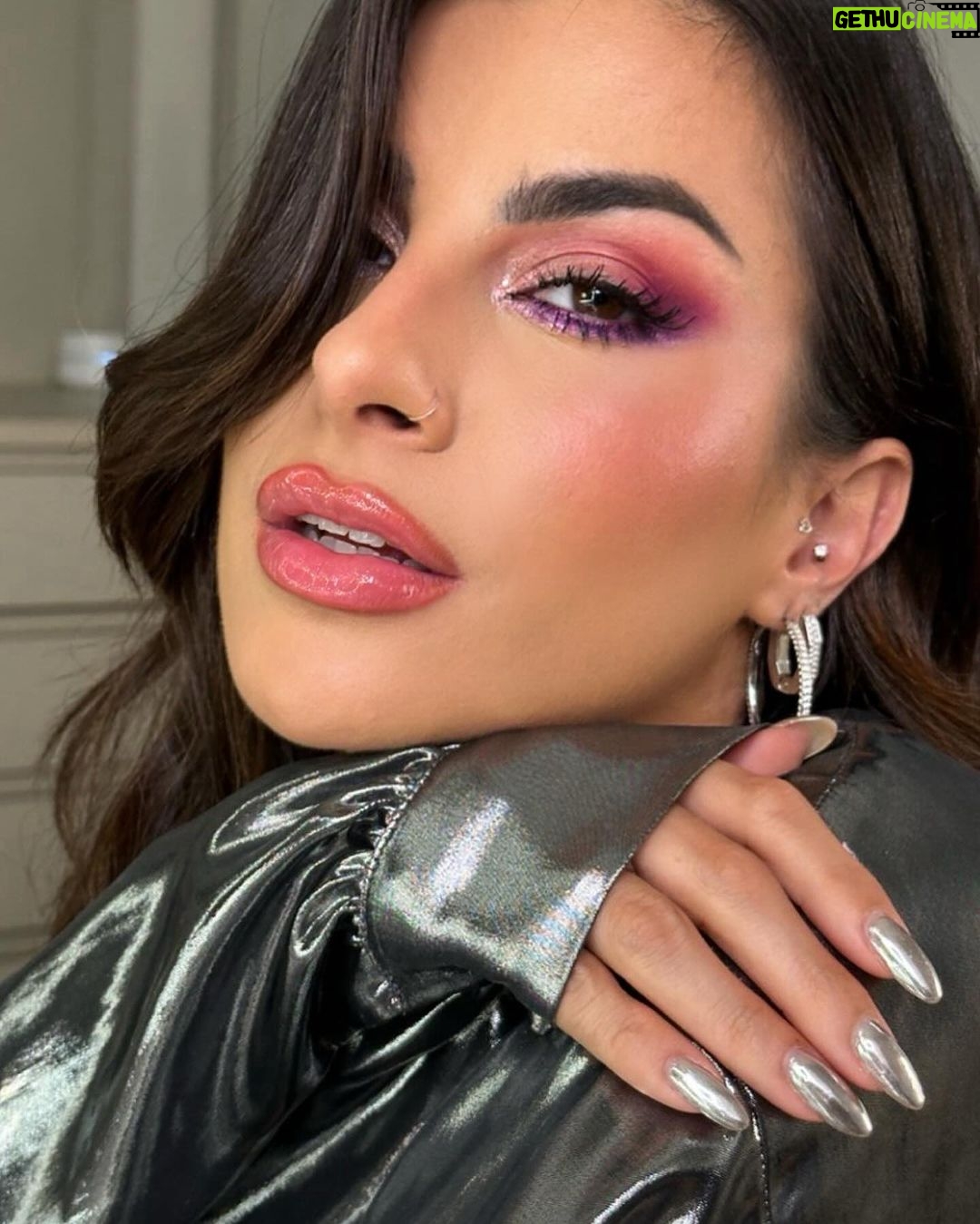 Nah Cardoso Instagram - se tem foto tem vídeo… posto essa make no reels? 💜✨ ps: na rede vizinha já postei um bemmm completinho fazendo os olhos 👀 Produtos usados: Paleta Glam To Go - sombra Heart na pálpebra | Playlist no canto externo | Sky e Playliat na raiz dos cílios inferiores | Vibezzz e Flash canto interno misturadas Blush Stick On The Go - Charming Soft Liner Lapis Labial - Brave Glossy Lips - Kindness Easy Pen