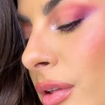 Nah Cardoso Instagram - se tem foto tem vídeo… posto essa make no reels? 💜✨ ps: na rede vizinha já postei um bemmm completinho fazendo os olhos 👀 Produtos usados: Paleta Glam To Go - sombra Heart na pálpebra | Playlist no canto externo | Sky e Playliat na raiz dos cílios inferiores | Vibezzz e Flash canto interno misturadas Blush Stick On The Go - Charming Soft Liner Lapis Labial - Brave Glossy Lips - Kindness Easy Pen