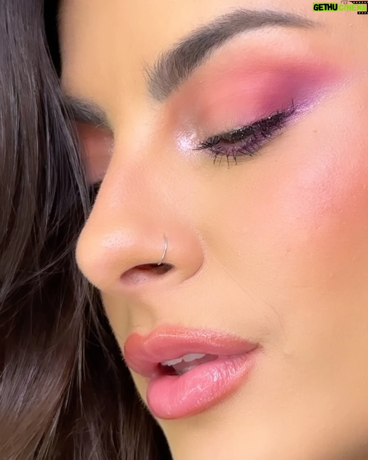 Nah Cardoso Instagram - se tem foto tem vídeo… posto essa make no reels? 💜✨ ps: na rede vizinha já postei um bemmm completinho fazendo os olhos 👀 Produtos usados: Paleta Glam To Go - sombra Heart na pálpebra | Playlist no canto externo | Sky e Playliat na raiz dos cílios inferiores | Vibezzz e Flash canto interno misturadas Blush Stick On The Go - Charming Soft Liner Lapis Labial - Brave Glossy Lips - Kindness Easy Pen